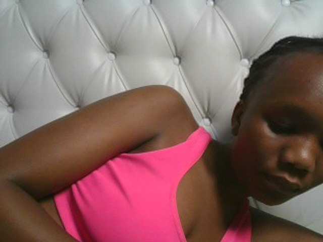 Naughtypetite1 live cam on BongaCams