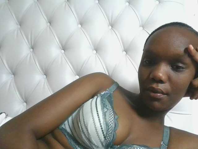 Naughtypetite1 webcam bongacams model stream image