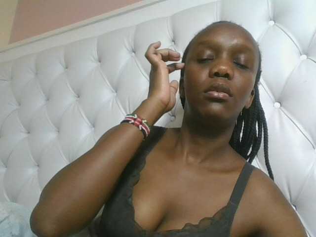 Naughtypetite1 live cam on BongaCams