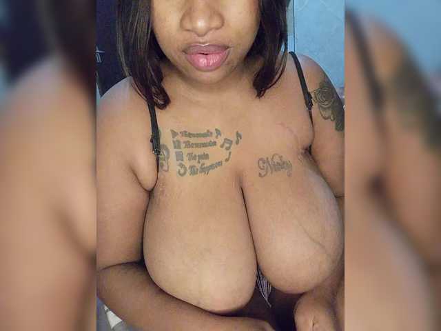 Bigmelons live cam on BongaCams
