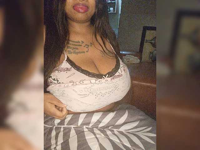 Bigmelons live cam on BongaCams