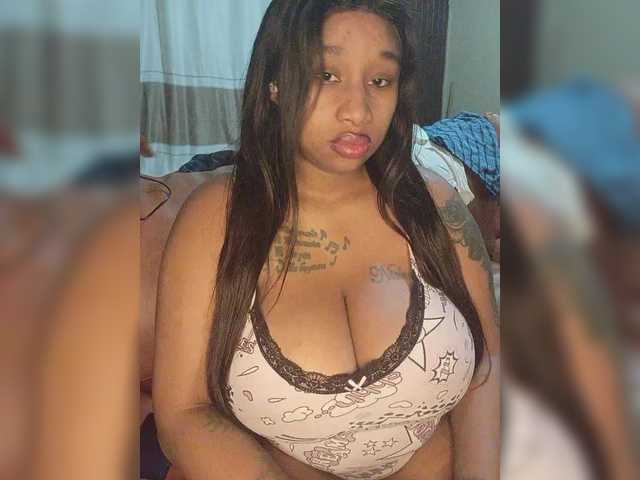 Bigmelons live cam on BongaCams