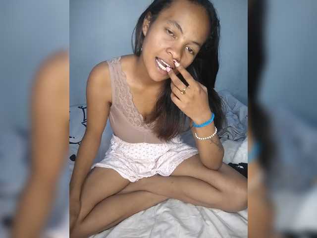 Sarah-71 live cam on BongaCams