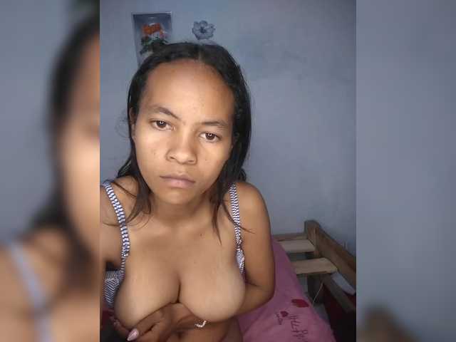 Sarah-71 live cam on BongaCams