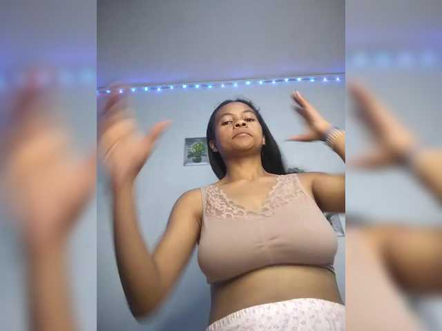 Sarah-71 live cam on BongaCams