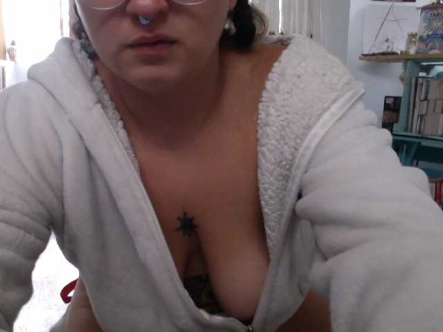AlmaVolcan88 live cam on BongaCams