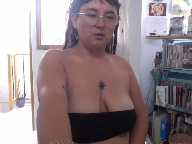AlmaVolcan88 live cam on BongaCams