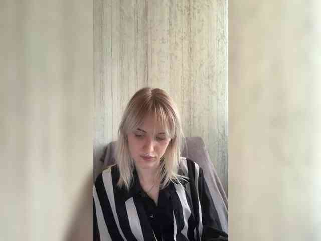 LizzuCrown webcam