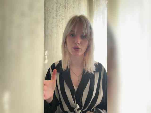 LizzuCrown webcam