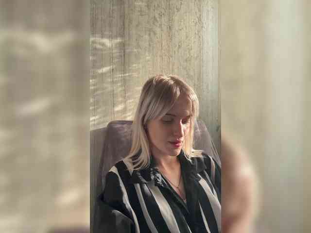 LizzuCrown webcam