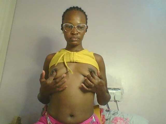 Jennyf, en directo ahora en BongaCams