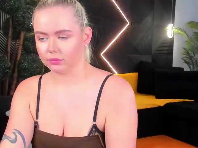 Julia-Robertson live cam preview