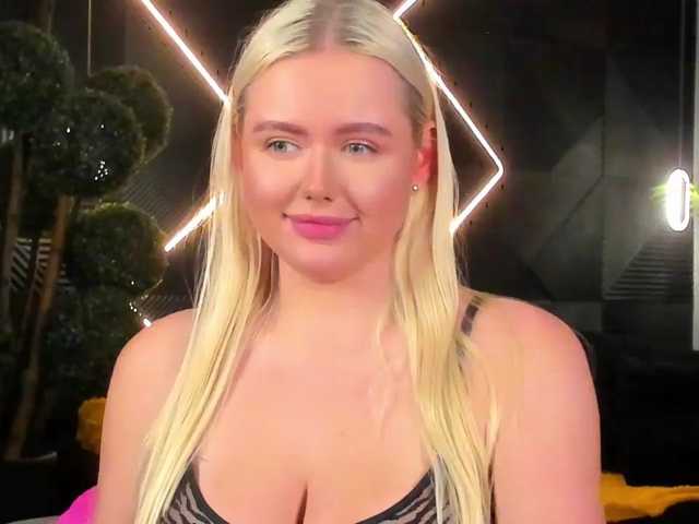 Julia-Robertson live cam preview