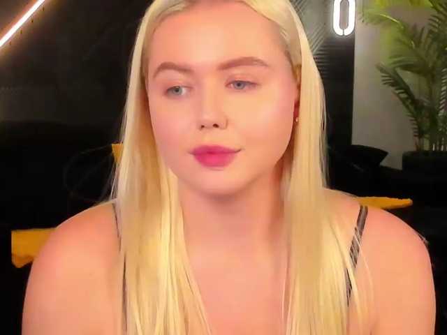 Julia-Robertson, live now on BongaCams