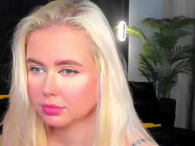 Julia-Robertson live cam on BongaCams