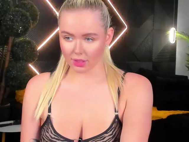 Julia-Robertson live cam on BongaCams