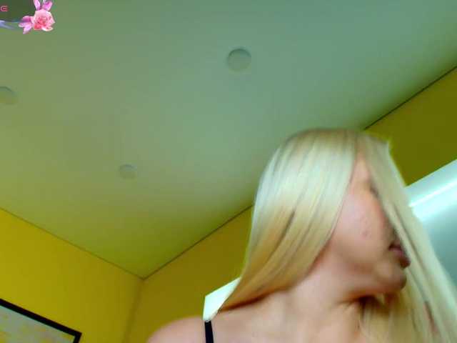 Julia-Robertson live cam preview
