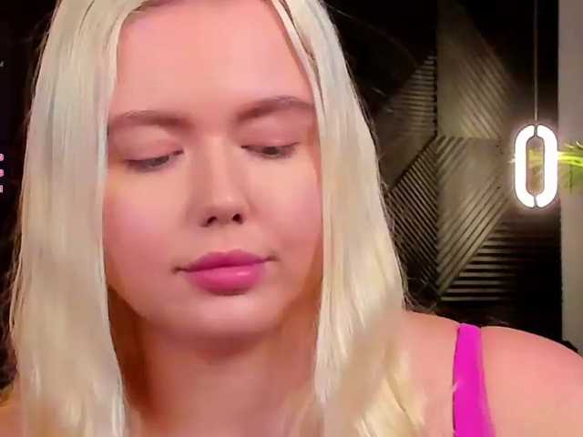 Julia-Robertson live cam preview