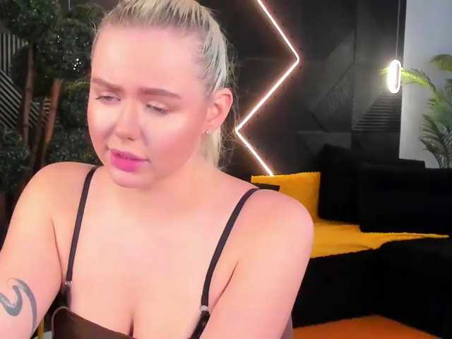 Julia-Robertson live cam on BongaCams
