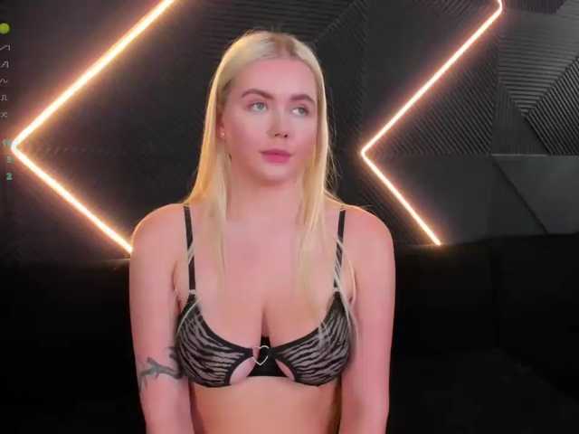 Julia-Robertson live cam preview