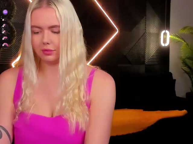 Julia-Robertson live cam preview
