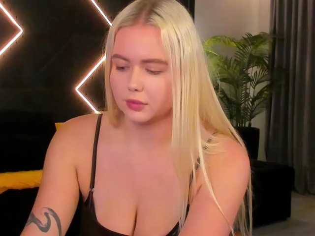 Julia-Robertson, live now on BongaCams