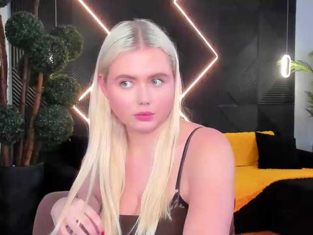 Julia-Robertson live cam on BongaCams