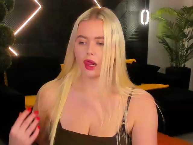 Julia-Robertson, live now on BongaCams
