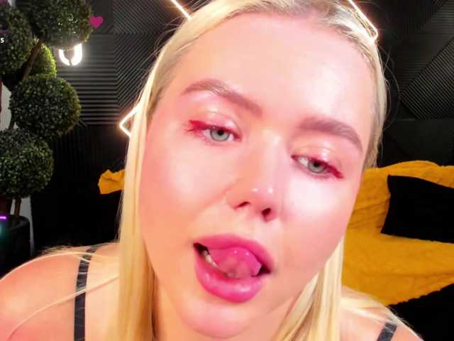 Julia-Robertson live cam on BongaCams
