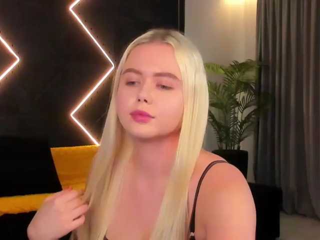 Julia-Robertson, live now on BongaCams