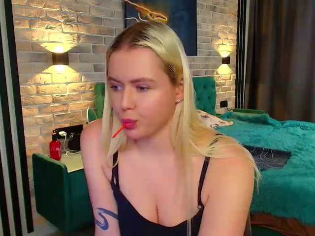 Julia-Robertson live cam on BongaCams