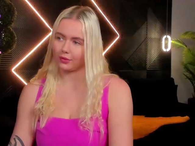 Julia-Robertson live cam preview