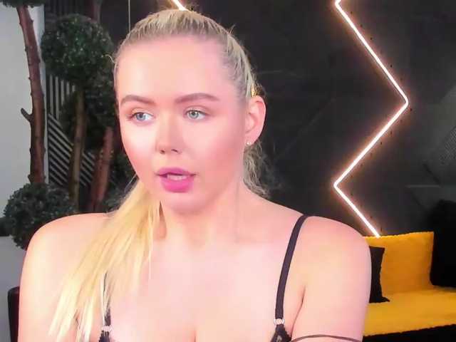 Julia-Robertson live cam on BongaCams