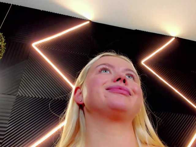 Julia-Robertson live cam preview