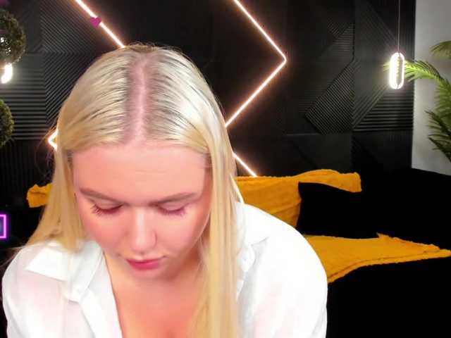 Julia-Robertson live cam