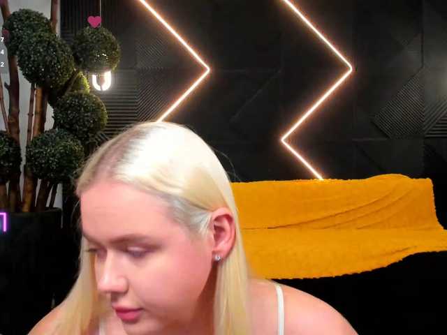 Julia-Robertson live cam on BongaCams