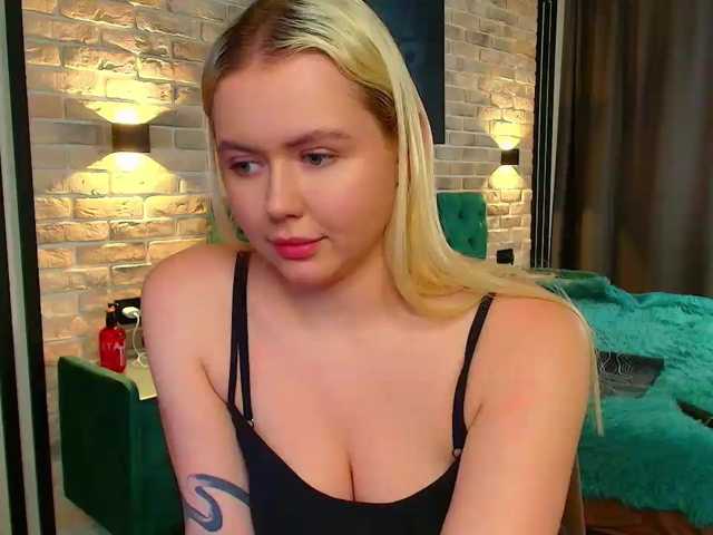 Julia-Robertson live cam on BongaCams
