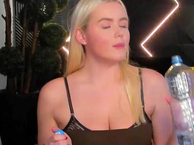 Julia-Robertson live cam on BongaCams