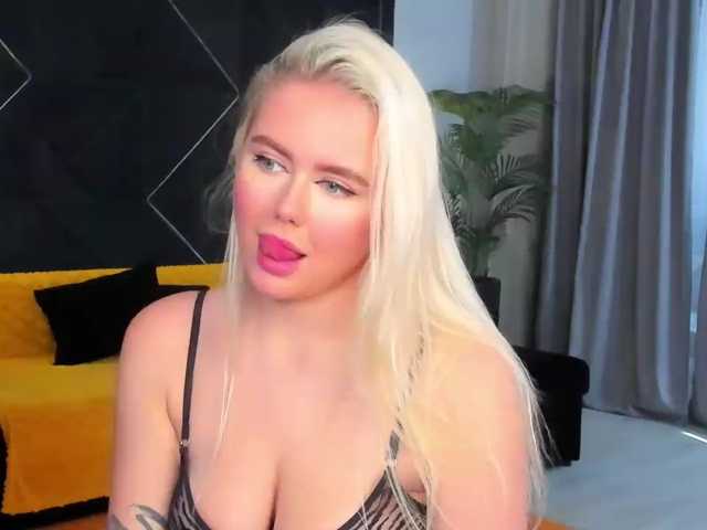 Julia-Robertson live cam on BongaCams
