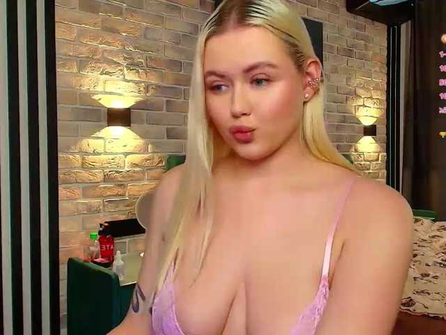 Julia-Robertson live cam on BongaCams