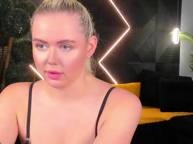 Julia-Robertson live cam preview