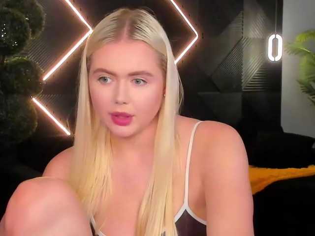 Julia-Robertson, en directo ahora en BongaCams