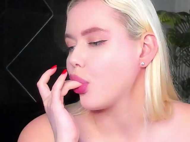 Julia-Robertson live cam on BongaCams