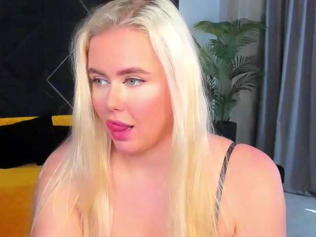 le modèle Julia-Robertson est en webcam porno dans un show sur le site bongacams, il possède les tags suivants: White/Caucasian,Blonde,Shaved