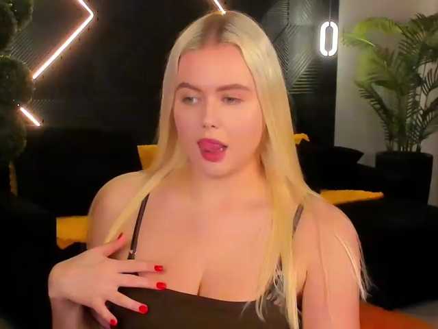 Julia-Robertson, live now on BongaCams