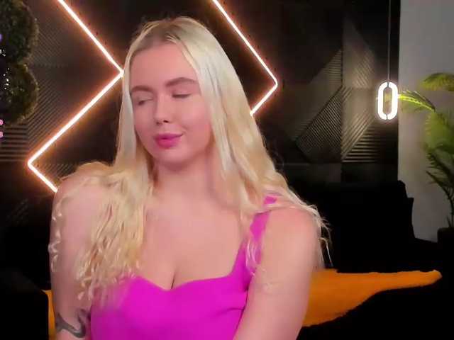 Julia-Robertson live cam preview