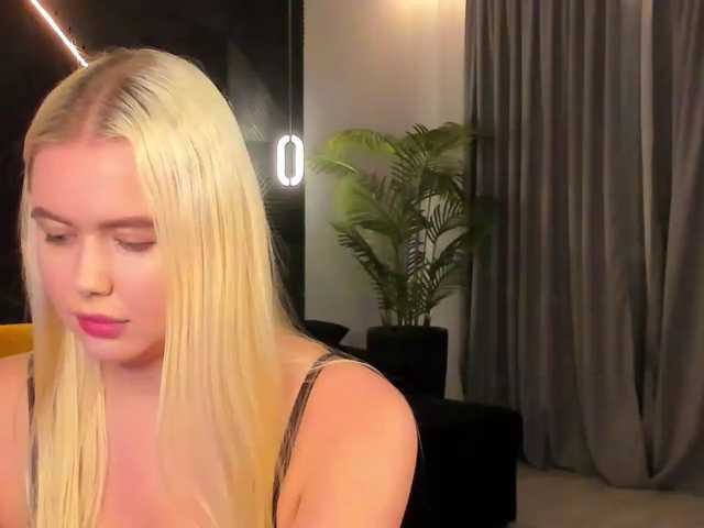 Julia-Robertson, live now on BongaCams