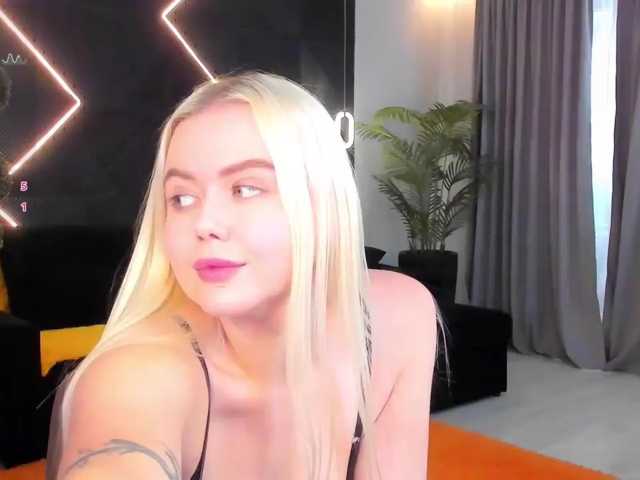 Julia-Robertson, live now on BongaCams