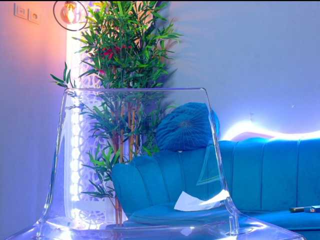 MilaKunnis live cam preview