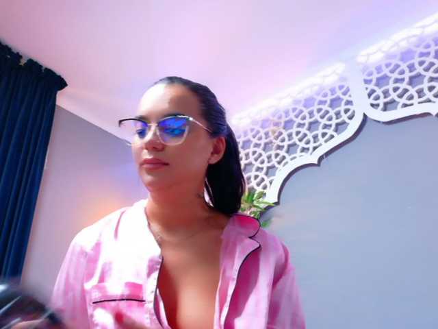 MilaKunnis live cam preview